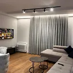 Our Apartment, Center Of アパート *